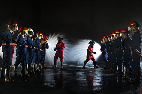 uomini, blu, rosso, tuta da lavoro, formatura, Due, Linee, i vigili del fuoco, formazione, vivere, fuoco, controllata, notte, protezione, Pericolo, attrezzatura, tubo flessibile, casco, spray, ugello, lavoro, pratica, pompiere, sicurezza, servizio, gruppo di persone, folla, grande gruppo di persone, lunghezza intera, persone reali, capi di abbigliamento, sport, cultura artistica e intrattenimento, di fila, adulto, prestazione, donne, movimento, illuminato, retrovisore, all'aperto, spettacolo teatrale, palcoscenico, 1080P, CC0, dominio pubblico, privo di copyright