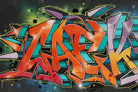 arancia, viola, pezzo di graffiti, multi color name painting, graffiti, arte, parete, opera d'arte, dipingere, vernice spray, arte di strada, grafico, design, graffito, telaio, confine, disegno, modello, silhouette, testo, comunicazione, nessuno, sceneggiatura occidentale, multicolore, avvicinamento, giorno, grande gruppo di oggetti, all'aperto, fotogramma intero, cartello, arte e artigianato, architettura, struttura costruita, lettera maiuscola, abbondanza, caratteristica della parete, memorizzare, sfondi, 2K, CC0, dominio pubblico, privo di copyright