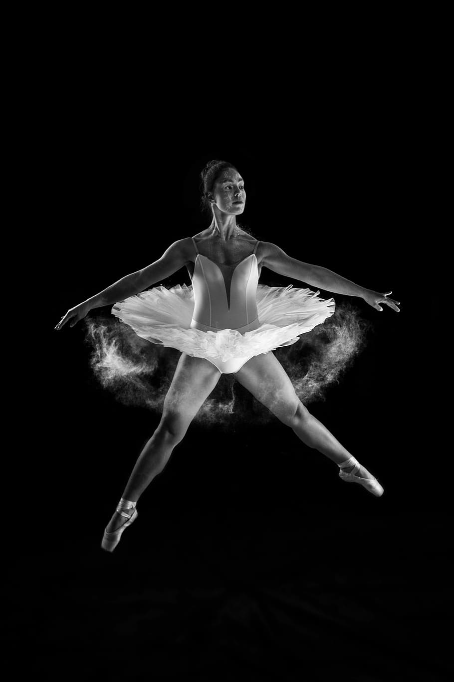 donna, balletto, donna che balla la valle, ballerino, saltare, ballerino classico, danza, tutu, bianco e nero, signora, femmina, persona, corpo, ballerine, dita a punta, polvere, una persona, girato in studio, sfondo nero, donne, adulto, equilibrio, vista frontale, in casa, femmine, lunghezza intera, cultura artistica e intrattenimento, prestazione, arto, abilità, bella donna, braccio umano, arto umano, 4K