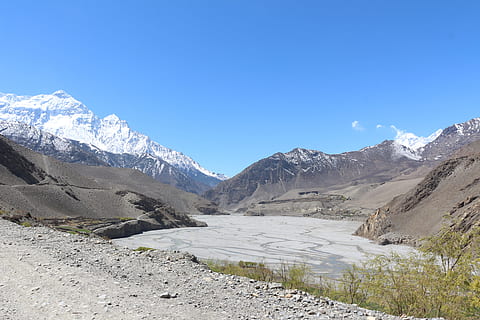 alveo, valle, montagna, la neve, snowclad, cielo blu, fiume, paesaggio, scenics - natura, ambiente, catena montuosa, bellezza nella natura, cielo, natura, blu, cielo sereno, nessuno, temperatura fredda, viaggio, inverno, scena tranquilla, giorno, destinazioni di viaggio, picco di montagna, montagna innevata, all'aperto, 5K, CC0, dominio pubblico, privo di copyright