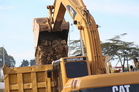 treballar, construcció, maquinària, construcció, maquinària, industrial, equipament, tecnologia, màquina, indústria, poder, mecànic, lloc de construcció, dia, estructura construïda, cel, arbre, naturalesa, cap gent, material de fusta, vehicle terrestre, planta, manera de transport, text, centrar-se en primer pla, arquitectura, transport, a l'aire lliure, vista d’angle baix, llum solar, transport públic, comunicació, autobús escolar, equips de construcció, 5K, CC0, domini públic, lliure de regalies