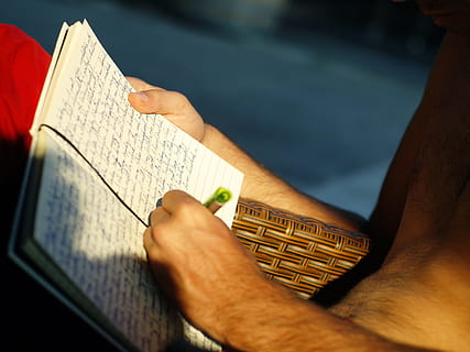 person, skrivning, sort, line notesbog, Bemærk, pen, papir, hånd, skrive, håndskrift, læring, menneskelig hånd, en person, rigtige mennesker, menneskelig kropsdel, bedrift, tæt på, fritidsaktivitet, offentliggørelse, høj vinkel visning, Bestil, livsstil, indendørs, aktivitet, herrer, læsning, dag, selektiv fokusering, finger, 2K, CC0, offentligt domæne, royaltyfrie