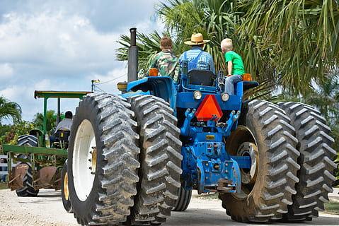 wiel, machine, transportsysteem, breed, banden, greep, boer, hoed, groot, uitrusting, voertuig, industrie, hoevegereedschap, boerengemeenschap, zomer, belize, spaanse uitkijk, machinerie, zwaar, industrieel, weg, vervoer, wijze van transport, twee personen, mannen, mannetjes, band, dag, mensen, volwassen, Landbouwmachines, saamhorigheid, achteraanzicht, hemel, land-, landvoertuig, jonge mannen, wolk - lucht, jongens, jonge volwassene, 5K, CC0, publiek domein, royaltyvrij