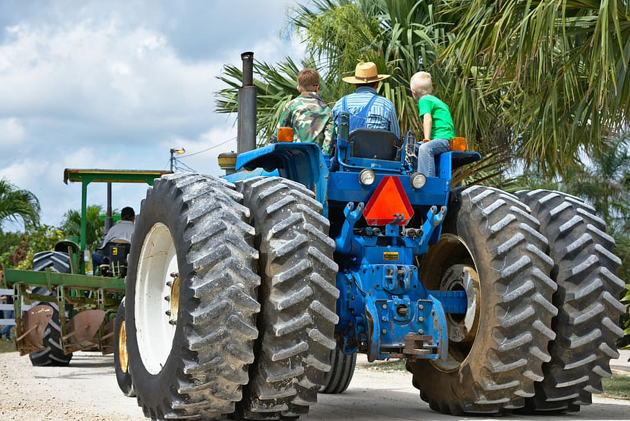 roda, màquina, sistema de transport, ampli, pneumàtics, agafada, pagès, barret, gran, equipament, vehicle, indústria, equipament agrícola, comunitat agrícola, estiu, belize, mirador espanyol, maquinària, pesat, industrial, carretera, transport, manera de transport, dues persones, homes, mascles, pneumàtic, dia, gent, adult, maquinària agrícola, unió, vista del darrere, cel, terra, vehicle terrestre, home jove, núvol - cel, nois, adult jove, 5K