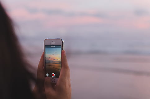 pessoa, levando, foto, abrir, mar, por do sol, cenário, panorama, lente de mudança de inclinação, fotografia, iphone 5s, segurando, aguarde, Iphone, celular, Smartphone, Telefone, mão humana, tecnologia, de praia, ao ar livre, tecnologia sem fio, tocando, dispositivo de informação portátil, comunicação, mão, parte do corpo humano, uma pessoa, adulto, focar em primeiro plano, conexão, fechar-se, foco seletivo, aplicativo móvel, usando telefone, 4K, CC0, domínio público, royalty free