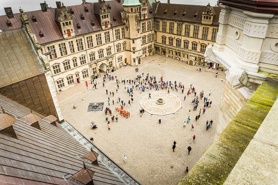 ocell, vista d'ulls, groupe, gent, fora, mansió, aèria, fotografia, edifici, palau, castell, arquitectura, quadrat, pati, mirant abaix, caseriu, jugar, teatre, turista, persona, Dinamarca, kronborg, multitud, grup de persones, gran grup de persones, persones reals, exterior de l'edifici, estructura construïda, vista d’angle alt, homes, ciutat, estils de vida, destinacions de viatge, dones, adult, activitat d'oci, turisme, viatjar, dia, a l'aire lliure, visita, 5K
