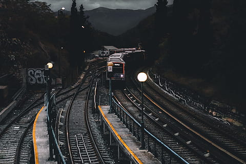 treno, linee ferroviarie, ore notturne, nuvole, nuvoloso, buio, foresta, graffiti, guida, ferro, lampioni, luci, Linee, locomotiva, montagne, notte, all'aperto, piattaforma, Ferrovia, stazione ferroviaria, stazione, acciaio, brani, rotaie, sistema di trasporto, alberi, traccia, trasporto ferroviario, mezzi di trasporto, modo di trasporto, trasporto pubblico, nessuno, treno - veicolo, architettura, natura, viaggio, struttura costruita, veicolo terrestre, vista dall'alto, giorno, montagna, scalo di manovra, lungo, 5K, CC0, dominio pubblico, privo di copyright