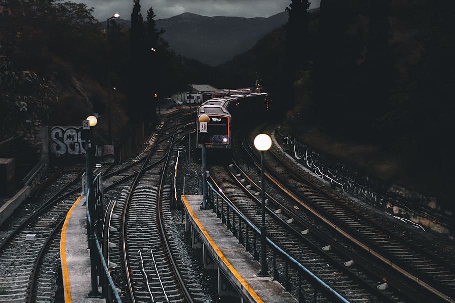 tren, ferrocarrils, nit, núvols, ennuvolat, fosc, bosc, graffiti, orientació, ferro, pals de llum, llums, línies, locomotora, muntanyes, a l'aire lliure, plataforma, ferrocarril, vies del ferrocarril, estació de tren, estació, acer, pistes, vies del tren, sistema de transport, arbres, pista, transport per ferrocarril, transport, manera de transport, transport públic, cap gent, tren - vehicle, arquitectura, naturalesa, viatjar, estructura construïda, vehicle terrestre, vista d’angle alt, dia, estació de ferrocarril, muntanya, viatge, pati de maniobra, llarg, 5K
