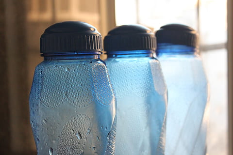 bottiglie di vetro blu, bottiglia, plastica, contenitore, acqua, refrigerata, blu, liquido, avvicinamento, concentrarsi sulle conoscenze acquisite, nessuno, trasparente, vetro - materiale, in casa, cibo e bevande, giorno, cibo, coperchio, fianco a fianco, natura morta, tavolo, scelta, vaso, 1080P, CC0, dominio pubblico, privo di copyright
