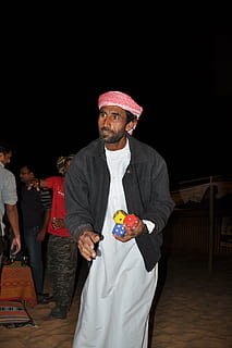 arabs, krychle, muž, osoba, kultur, muži, lidé, tradiční oblečení, skutečných lidí, čelní pohled, vousy, životního stylu, volnočasové aktivity, oblečení, tři čtvrtletí, dospělý, stojící, uvnitř, hospodářství, mladí muži, jídlo a pití, čepice, mladého dospělého, noc, při pohledu na fotoaparát, zralí muži, etapa, 4K, CC0, veřejná doména, bez autorských práv