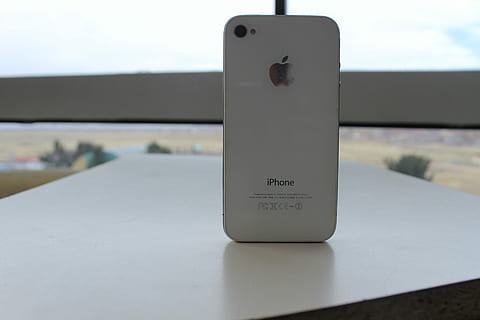 assolo, i phone, cellulare, 4s, bianca, mobile, testo, comunicazione, nessuno, mezzi di trasporto, giorno, tecnologia, in casa, sceneggiatura occidentale, avvicinamento, cartello, concentrarsi sulle conoscenze acquisite, tavolo, singolo oggetto, informazione, architettura, segno di informazione, struttura costruita, Colore bianco, tecnologia wireless, copione, 4K, CC0, dominio pubblico, privo di copyright
