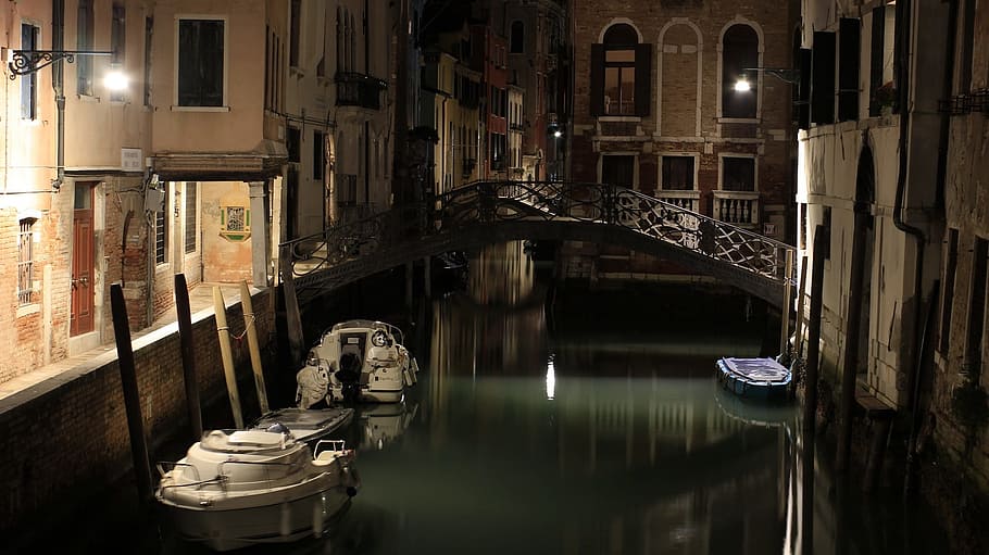 cancellato, sbagliato, una schifezza, Venezia, Italia, canale, Italia, architettura, gondola, veneto, acqua, Europa, cultura italiana, nave nautica, scena urbana, nessuno, posto famoso, vecchio, riflessione, struttura costruita, esterno dell'edificio, illuminato, modo di trasporto, mezzi di trasporto, notte, costruzione, lungomare, attrezzatura per l'illuminazione, quartiere residenziale, ormeggiato, all'aperto, città, post in legno, lampada elettrica, 1080P
