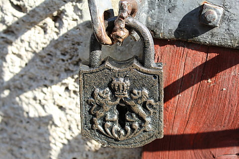 lucchetto, castello, vecchio, metallo, luce del sole, giorno, nessuno, avvicinamento, caratteristica della parete, porta, Entrata, arrugginito, ombra, all'aperto, architettura, concentrarsi sulle conoscenze acquisite, arte e artigianato, battiporta, natura, creatività, protezione, ornato, 5K, CC0, dominio pubblico, privo di copyright