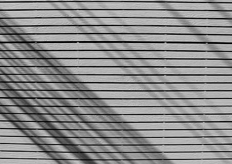 Foto, grå, sort, overflade, hvid, vinyl, persienner, mønster, baggrund, baggrund tekstur, lys, materiale, kulisse, design, baggrunde og teksturer, kunstnerisk, dekorative, dekoration, struktur, linjer, skygger, træ, geometriske, linjer baggrund, linjemønster, enkel, baggrunde, abstrakt, stål, stribet, arkitektur, tekstureret, metal, fuld ramme, ingen mennesker, skygge, sollys, dag, gentagelse, i en række, gulve, tæt på, træ - materiale, høj vinkel visning, indendørs, bestille, bygget struktur, 4K, CC0, offentligt domæne, royaltyfrie