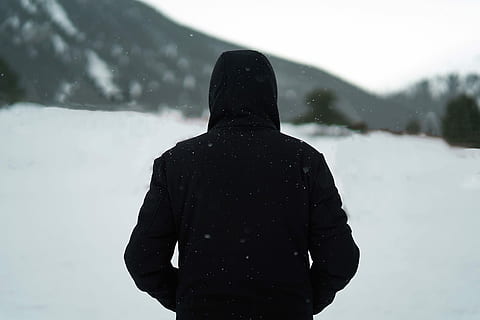 Person, tragen, schwarz, Kapuzenpullover, Stehen, Schneefeld, tagsüber, flach, Foto fokussieren, Mann, Gehen, Schnee, kalt, Mantel, Jacke, Folgen, Rückansicht, eine Person, Freizeitbeschäftigung, Winter, Natur, Taille hoch, kalte Temperatur, Lebensstile, Kleidung, warme Kleidung, Männer, echte Menschen, schneit, Tag, Fokus auf den Vordergrund, Kapuze, draußen, Blick auf Ansicht, Kapuze - Kleidung, extremes Wetter, 2K, CC0, gemeinfrei, lizenzfrei