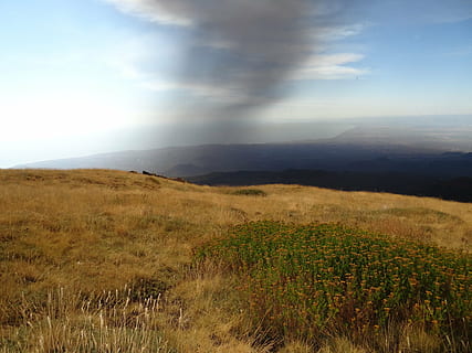 vulkan, aske, Sky, udbrud, vulkanudbrud, vulkanisme, landskab, Italien, røg, natur, askeskyer, røgskyde, vulkansk aske, ødelæggelse, fly, flyforbud, island, etna, sicilien, himmel, skønhed i naturen, rolig scene, plante, sky - himmel, ro, scenics - natur, miljø, græs, ikke-urbane scene, jord, Mark, vækst, bjerg, ingen mennesker, dag, sollys, idyllisk, 4K, CC0, offentligt domæne, royaltyfrie