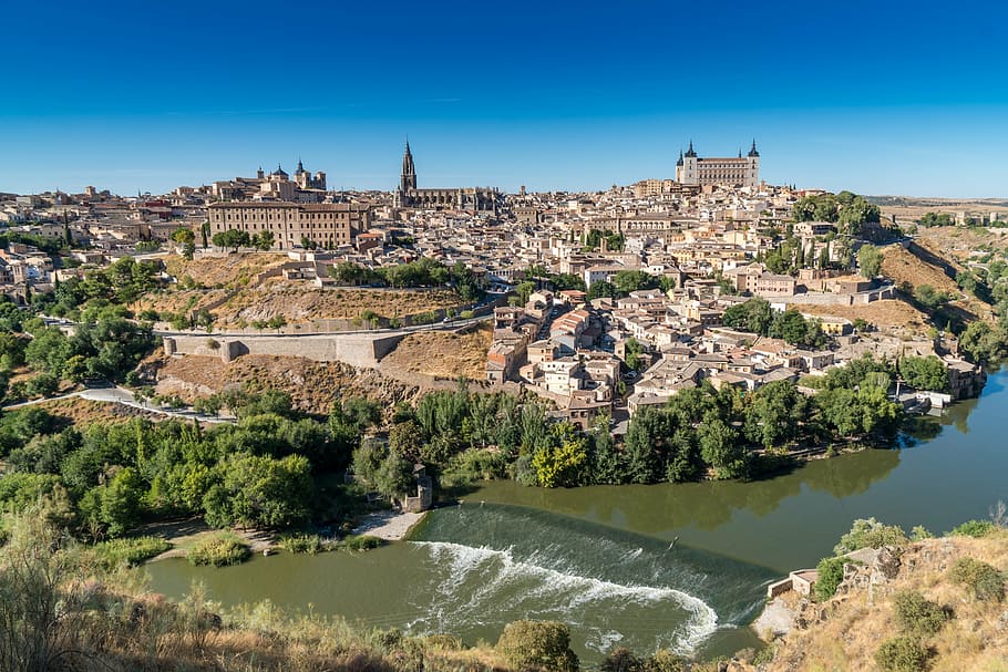 antenne, se fotografering, flod, landsby, Toledo, Spanien, landskab, rejse, by, historisk, scene, arv, bybilledet, Europa, arkitektur, kirke, berømte sted, katedral, historie, vand, bygget struktur, bygning udvendig, træ, bygning, natur, himmel, blå, plante, rejsemål, fortiden, høj vinkel visning, ingen mennesker, skyfri himmel, dag, udendørs, 5K