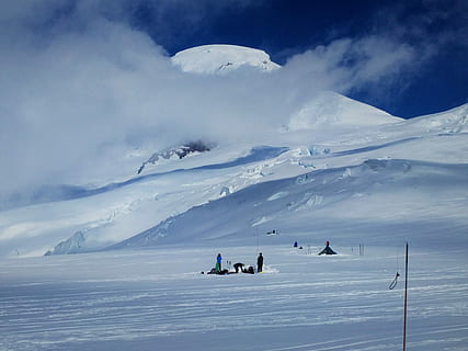 mt., brutar, joc, ascunde, căuta, nori, persoane pe zăpadă, Munte, zăpadă, alb, nor, albastru, temperatura rece, iarnă, frumusețe în natură, scenice - natura, aventură, grup de oameni, Activitatea de agrement, de munte, cer, peisaj, zi, sportiv, mediu inconjurator, un munte acoperit de zăpadă, sport de iarna, nor - cer, natură, vacanță de schi, gheaţă, în aer liber, 4K, CC0, domeniu public, fără drepturi de autor