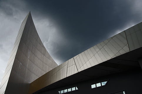 lav, vinkelfotografering, grå, glasbygning, skyskraber, mørk himmel, mørk, arkitektur, bygning, stormfulde himmel, bygget struktur, lav vinkel visning, himmel, bygning udvendig, sky - himmel, ingen mennesker, natur, bro - menneskeskabt struktur, dag, rejsemål, by, udendørs, bro, forbindelse, trekant form, moderne, beton, 4K, CC0, offentligt domæne, royaltyfrie