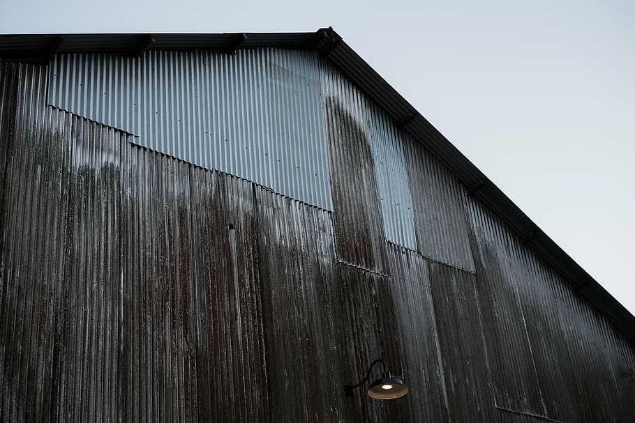 casa de graner negre, graner, il·luminació, llum, rural, granja, material de fusta, arquitectura, estructura construïda, exterior de l'edifici, cel, vista d’angle baix, cap gent, funció de construcció de parets, cel clar, naturalesa, dia, edifici, a l'aire lliure, fàbrica, indústria, metall, paret, ferro corrugat, seguretat, paret circumdant, ferro, corrugat, 4K