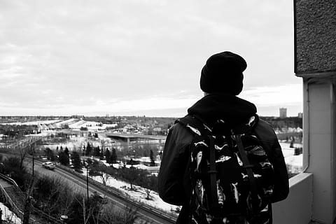 Kerl, Rucksack, Hut, Toque, Mütze, Stadt, Aussicht, Schwarz und weiß, Menschen, Winter, Himmel, die Architektur, gebaute Struktur, Rückansicht, echte Menschen, Natur, Tag, Lebensstile, Freizeitbeschäftigung, wolke - himmel, Gebäudehülle, Stehen, Männer, draußen, Gebäude, Blick auf Ansicht, Stadtbild, 1080P, CC0, gemeinfrei, lizenzfrei