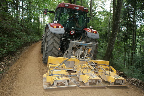 silniční stavby, lesní cesta, traktor, stroje, zařízení, špína, pozemního vozidla, venku, zemní stroj, pracovní, strom, přeprava, rostlina, stavební stroje, les, přistát, den, způsob dopravy, Příroda, stavební průmysl, silnice, nikdo, buldozer, motorové vozidlo, staveniště, 2K, CC0, veřejná doména, bez autorských práv