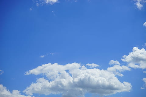 nuvens de verão, céu, nuvens, branco, azul, dia de verão, natureza, clima, ar, dia, origens, ao ar livre, verão, nuvem - céu, espaço, nuvem cumulus, atmosfera, cloudscape, vento, beleza na natureza, scenics - natureza, cor branca, meio Ambiente, fofo, luz solar, tranquilidade, ninguém, idílico, cor vibrante, suavidade, liberdade, meteorologia, abstrato, iluminado, limpar \ limpo, 5K, CC0, domínio público, royalty free