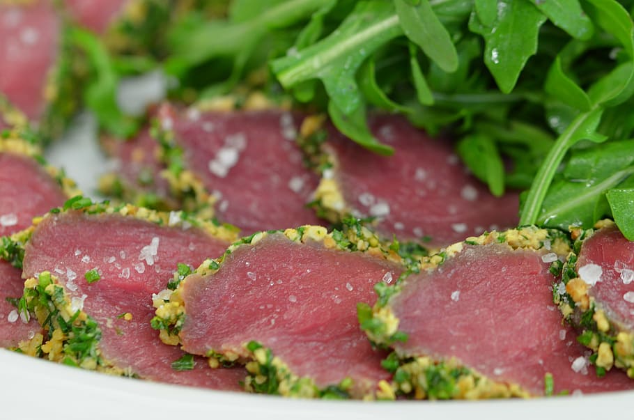 vedella, coet, entrant, carpaccio, menjar, frescor, vegetals, carn, amanida, gourmet, sopar, menjar i beguda, alimentació saludable, primer pla, benestar, enfocament selectiu, cap gent, llest per menjar, a l'interior, herba, placa, tall, aliments crus, natura morta, color verd, decorar, ruca, vaixella, 4K