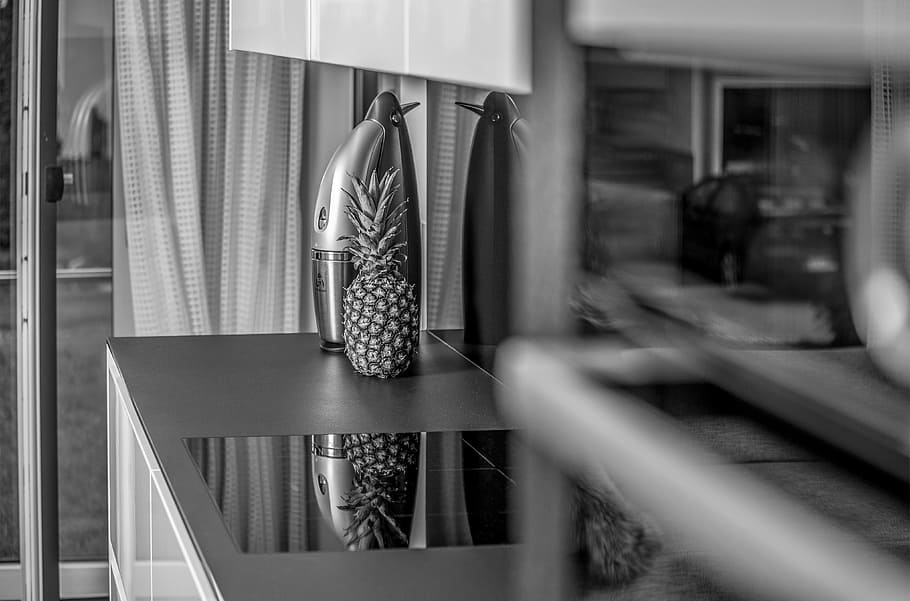 graue Keramikvase, Ananas, neben, Haushaltsgerät, Küche, Innere, Reflexion, Herd, drinnen, Wohngebäude, Wohnraum, keine Leute, Kleidung, Fenster, hängend, Möbel, Das Leben zu Hause, Mode, Zuhause, Abwesenheit, Glas - Material, selektiver Fokus, Lebensstile, Kleiderbügel, Wandschrank, Tag, Luxus, 4K
