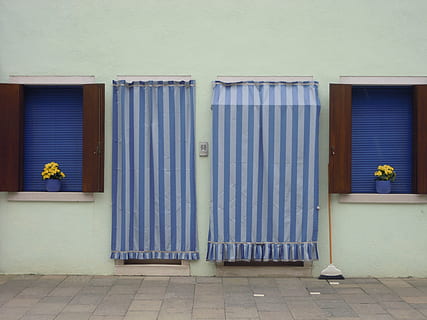 Casa, blu, finestra, architettura, porta, Entrata, esterno dell'edificio, struttura costruita, chiuso, giorno, caratteristica della parete, nessuno, costruzione, sicurezza, all'aperto, giallo, igiene, bagno, protezione, bagno pubblico, pavimento piastrellato, 4K, CC0, dominio pubblico, privo di copyright