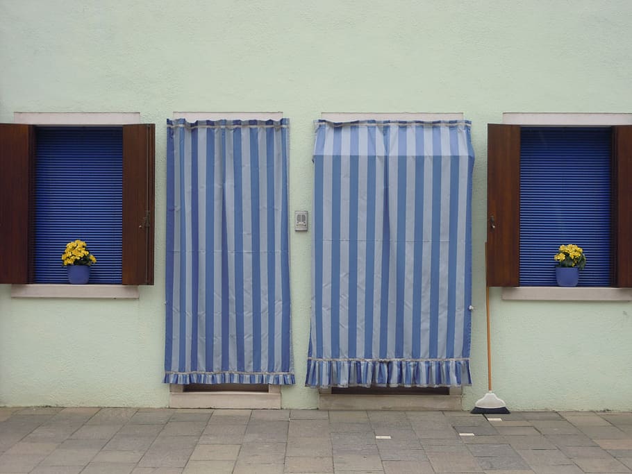 Casa, blu, finestra, architettura, porta, Entrata, esterno dell'edificio, struttura costruita, chiuso, giorno, caratteristica della parete, nessuno, costruzione, sicurezza, all'aperto, giallo, igiene, bagno, protezione, bagno pubblico, pavimento piastrellato, 4K