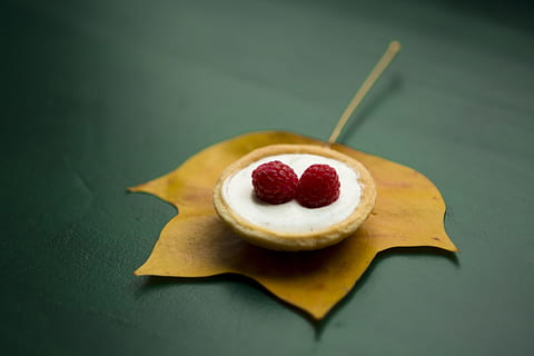 rot, Beere, oben, Sahne, flach, fokus fotografie, zwei, Himbeeren, Weiß, Oberfläche, Torte, Lebensmittel, Blatt, Dessert, Himbeere, Obst, Frische, Süßes Essen, Gourmet, Erdbeere, Nahansicht, Kuchen, keine Leute, Erfrischung, Essen und Trinken, drinnen, farbiger Hintergrund, Studioaufnahme, gesundes Essen, Herzform, Emotion, Liebe, Stillleben, Tabelle, Wohlbefinden, positive Emotionen, Teller, Beerenfrucht, 5K, CC0, gemeinfrei, lizenzfrei