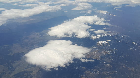 awan, penerbangan, dom, langit, biru, hijau, alam, tempat kejadian, melihat, perjalanan, scenics - alam, keindahan di alam, tampak atas, awan - langit, lingkungan Hidup, ketenangan, hari, tidak ada orang, adegan yang tenang, di luar rumah, pemandangan, air, tampilan sudut tinggi, adegan non-urban, tanah, idilis, warna putih, polusi, kawah gunung berapi, 5K