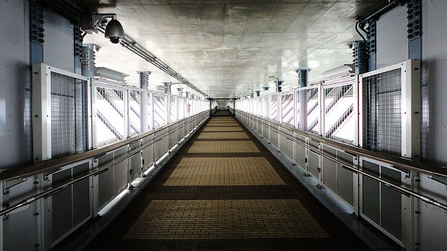 corridoio, prospettiva, sicurezza, calcestruzzo, telaio in acciaio, luce naturale, fermezza, maestosità, architettura, la strada davanti, direzione, struttura costruita, in casa, prospettiva decrescente, nessuno, ringhiera, mezzi di trasporto, vuoto, assenza, sentiero, punto di fuga, connessione, giorno, illuminato, attrezzatura per l'illuminazione, stazione ferroviaria, caratteristica della parete, soffitto, passerella mobile, 4K