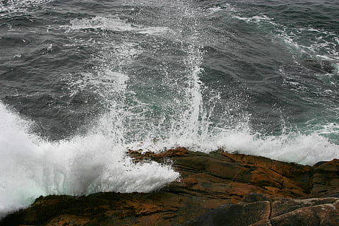 oceà, onades, roques, splash, mar, Riba, esprai, moviment, aigua, onada, rock, poder a la natura, bellesa a la natura, sòlid, poder, rock - object, esport, esport aquàtic, surf, dia, esquitxades, formació de roca, xoc, naturalesa, trencament, colpejar, a l'aire lliure, litoral rocós, 2K, CC0, domini públic, lliure de regalies