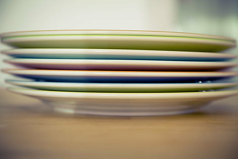plade, bordservice, porcelæn, stak, plade stabel, spise, farverig, service, spisestel, dække over, køkkenredskaber, ingen mennesker, mad og drikke, tæt på, husholdningsudstyr, indendørs, skål, mad, stilleben, fokus på forgrunden, selektiv fokusering, bord, køkken, keramik, gruppe af objekter, balance, 5K, CC0, offentligt domæne, royaltyfrie
