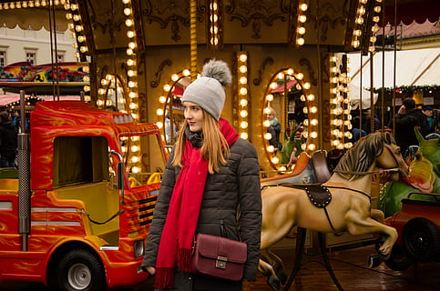 donna, in piedi, illuminato, giostra, rosso, camion, cappello, persone reali, una persona, capi di abbigliamento, seduta, attività di svago, adulto, giovane adulto, Natale, donne, mezzi di trasporto, stili di vita, modo di trasporto, persone accessorie, giro del parco dei divertimenti, abbigliamento casual, vestiti caldi, 4K, CC0, dominio pubblico, privo di copyright