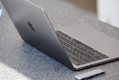 srebrny macbook, macbook pro, adapter, usb-c, 2016, macbook, jabłko, technologia, laptop, na wolnym powietrzu, komputer, klawiatura, pasek dotykowy, dotykowy identyfikator, Skaner odcisków palców, System operacyjny Mac, Sierra, wysoka sierra, kapitan, technologia bezprzewodowa, połączenie, porozumiewanie się, wyposażenie komputera, przenośne urządzenie informacyjne, klawiatura komputerowa, wewnątrz, Internet, śieć komputerowa, ruchliwość, zbliżenie, telefon komórkowy, wysoki kąt widzenia, stół, inteligentny telefon, żadnych ludzi, 4K, CC0, domena publiczna, darmowe zdjęcia
