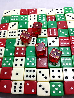 morir, daus, joc, jugar, oportunitat, sort, vermell, verd, blanc, jocs d’oci, cultura i entreteniment artístic, a l'interior, relaxació, natura morta, activitat d'oci, taula, gran grup d'objectes, multicolor, primer pla, cap gent, forma de cub, vista d’angle alt, forma geomètrica, grup d'objectes, forma, joc d'atzar, 4K, CC0, domini públic, lliure de regalies