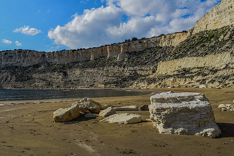 platja, penya-segats, mar, paisatge, escènic, aïllat, tranquil, calma, serenitat, platja de zapalo, Xipre, cel, núvol - cel, història, dia, cap gent, a l'aire lliure, rock, rock - object, sòlid, terra, naturalesa, formació de roca, escena no urbana, destinacions de viatge, escenics - natura, escena tranquil·la, aigua, bellesa a la natura, geologia, tranquil·litat, viatjar, erosionat, formació, 5K, CC0, domini públic, lliure de regalies