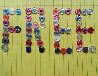 signe, Internet, botons, web, paper, colorit, multicolor, gran grup d'objectes, a l'interior, cap gent, jocs d’oci, groc, en fila, primer pla, arranjament, elecció, ordre, natura morta, esport, variació, nombre, taula, patró, costat a costat, botó, relaxació, 1080P, CC0, domini públic, lliure de regalies