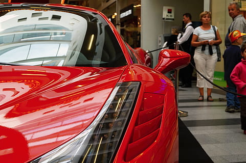 fotografia szczegółowa, samochód sportowy Ferrari, automatyczny, Ferrari, czerwony, samochód, transport, dzień, tylko mężczyźni, dorosły, środek transportu, prawdziwi ludzie, mężczyźni, pojazd lądowy, pojazd silnikowy, przypadkowi ludzie, ludzie, kobiety, Grupa ludzi, architektura, na stojąco, na dworze, styl życia, podróżować, zawód, luksus, 5K, CC0, domena publiczna, darmowe zdjęcia