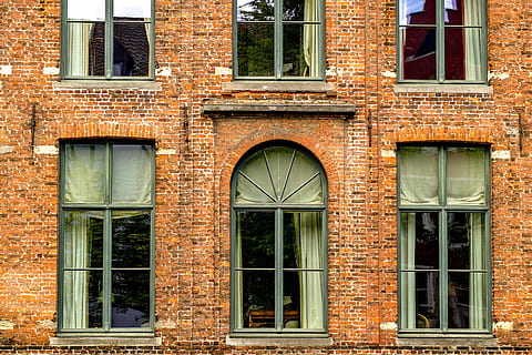 costruzione, facciata, finestra, mattone, architettura, Bruges, Brugge, Belgio, fiandre, Europa, struttura costruita, esterno dell'edificio, quartiere residenziale, nessuno, muro di mattoni, vecchio, giorno, all'aperto, vetro - materiale, fotogramma intero, parete, sfondi, Casa, Inquadratura dal basso, porta, riflessione, telaio della finestra, 4K, CC0, dominio pubblico, privo di copyright