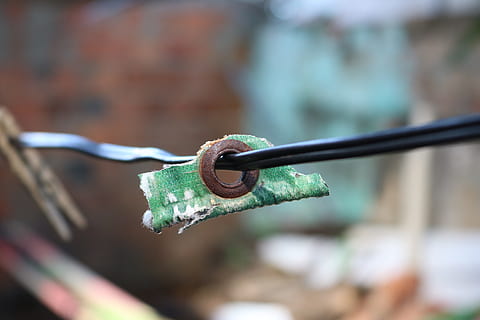 òxid, cable, tela, traus, rovellat, vell, suspès, metall, ferro, centrar-se en primer pla, primer pla, dia, cap gent, a l'aire lliure, naturalesa, enfocament selectiu, penjant, estenedor, planta, aigua, corda, protecció, humit, pinça de roba, seguretat, material de fusta, 5K, CC0, domini públic, lliure de regalies