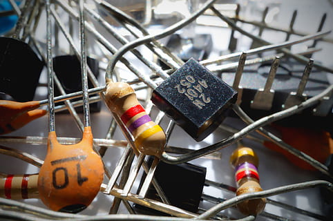 gruppe, transistorer, motstander, kondensatoren, komponenter, elektriske komponenter, elektronikk, makro, motstand, transistor, hengelås, låse, sikkerhet, metall, nærbilde, beskyttelse, positiv følelse, kjærlighet, kjærlås, følelse, ingen folk, fokusere på forgrunnen, dag, forbindelse, rekkverk, utendørs, henger, håp - konsept, gjerde, 4K, CC0, offentlig domene, opphavsrett gratis
