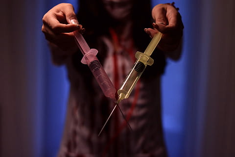 Person, halten, zwei, Gelb, rot, Spritze, Musik-, Musiker, Musikinstrument, Männer, Menschen, spielen, eine Person, Künstler, Performance, Erwachsene, Nur ein Mann, Bühne - Aufführungsraum, Studioaufnahme, Mittelteil, drinnen, Fokus auf den Vordergrund, Vorderansicht, Nahansicht, Gesundheitswesen und Medizin, Injizieren, Scharf, medizinische Versorgung, menschliches Körperteil, menschliche Hand, Stehen, Hand, farbiger Hintergrund, Nachtleben, 1080P, CC0, gemeinfrei, lizenzfrei