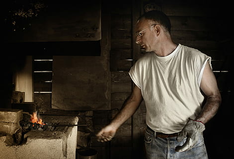 home, de peu, cremador, blanc, samarreta sense mànigues, forja, metall, forjar, ferrer, treballador, falsificació, edat mitjana, una persona, foc, roba casual, a l'interior, adult, calor - temperatura, cremant, foc - fenomen natural, homes, menjar, flama, mascles, menjar i beguda, celebració, preparació, emoció, cintura cap amunt, agressió, 2K, CC0, domini públic, lliure de regalies