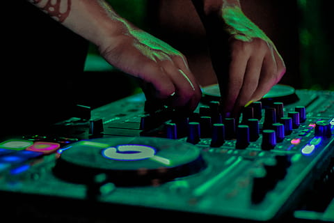 crossfades, person, bedrift, lyd, mixer, dæk, dj, hånd, knapper, kunstkultur og underholdning, menneskelig hånd, natteliv, musik, menneskelig kropsdel, en person, klub dj, kontrollere, nat, dygtighed, optage, lydoptagelsesudstyr, natklub, lydudstyr, beskæftigelse, lyd mixer, voksen, teknologi, blande, clubbing, 5K, CC0, offentligt domæne, royaltyfrie