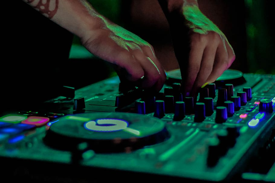crossfades, person, bedrift, lyd, mixer, dæk, dj, hånd, knapper, kunstkultur og underholdning, menneskelig hånd, natteliv, musik, menneskelig kropsdel, en person, klub dj, kontrollere, nat, dygtighed, optage, lydoptagelsesudstyr, natklub, lydudstyr, beskæftigelse, lyd mixer, voksen, teknologi, blande, clubbing, 5K