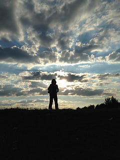 skyer, himmel, solnedgang, lys, baggrundslyset, Karakter, sky - himmel, silhuet, rigtige mennesker, jord, Mark, stående, skønhed i naturen, fritidsaktivitet, natur, livsstil, scenics - natur, rolig scene, herrer, ro, fuld længde, en person, ikke-urbane scene, udendørs, 2K, CC0, offentligt domæne, royaltyfrie